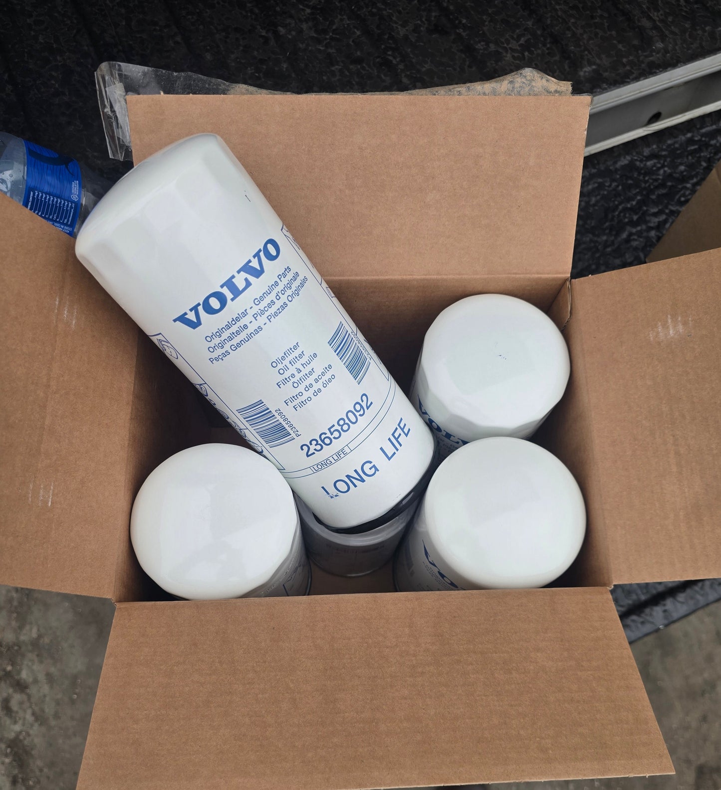 Volvo D13 oil and fuel filters ..Service kit ..B/F